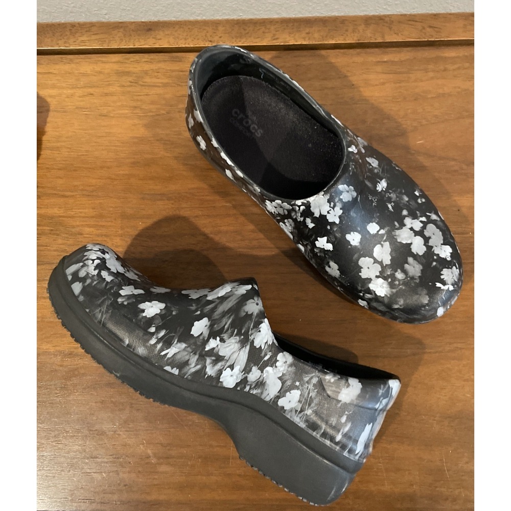 Crocs Shoes Womens Size‎ 7 Black Floral Print Slip Resistant Comfort Work Clogs